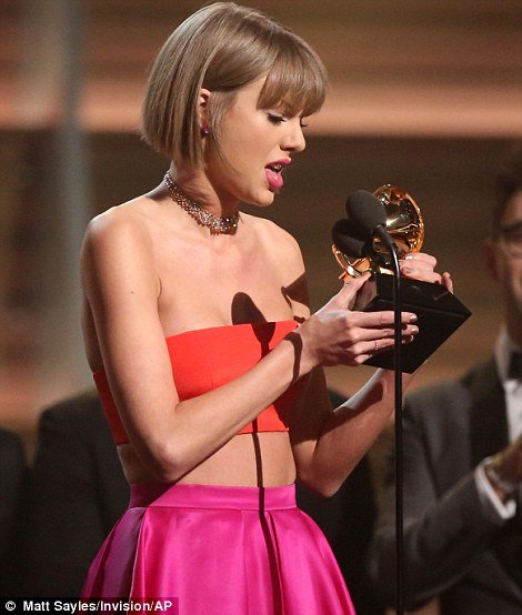 Πώς η Τέιλορ Σουίφτ κατάφερε να βγει με το εσώρουχο στη σκηνή, χωρίς να είναι πρόστυχη [εικόνες]  | iefimerida.gr 0