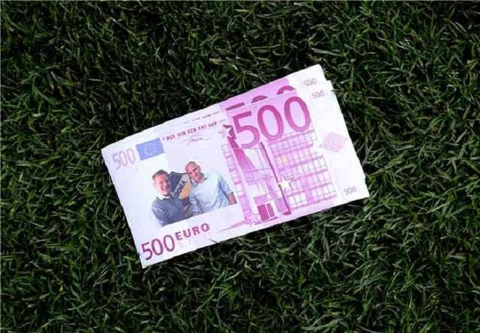 Πέταξαν 500ευρα στον Κετσπάγια - Τον κατηγορούν για προδοσία [εικόνα & βίντεο] | iefimerida.gr 0