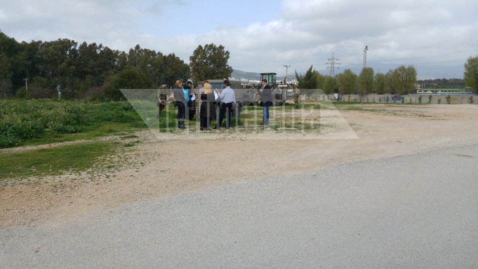 Στήνουν καταυλισμό για 800 πρόσφυγες και μετανάστες κοντά στο πάρκο Τρίτση -Ο Μουζάλας ζήτησε τον χώρο για έναν μήνα [εικόνες] | iefimerida.gr 6