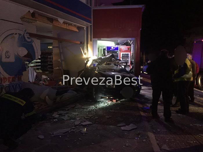 Νεκροί δύο 20χρονοι στη Φιλιππιάδα -Το αυτοκίνητό τους καρφώθηκε σε σούπερ μάρκετ [εικόνες] | iefimerida.gr 0