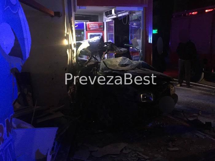 Νεκροί δύο 20χρονοι στη Φιλιππιάδα -Το αυτοκίνητό τους καρφώθηκε σε σούπερ μάρκετ [εικόνες] | iefimerida.gr 1