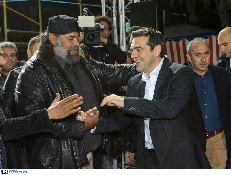 Αγκαλιά με τον Τσίπρα το 2015 -Στο αγροτικό συλλαλητήριο το 2016, τρώει χημικά [εικόνες] | iefimerida.gr 0