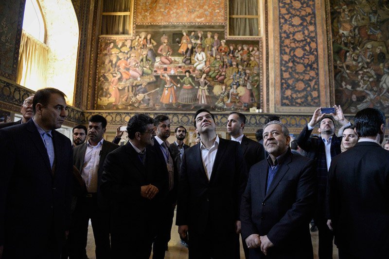 Το βλέμμα στα χαλιά -Οταν Τσίπρας και Μπαζιάνα ανακαλύπτουν τα χλιδάτα χαλιά της Περσίας [εικόνες] | iefimerida.gr 7