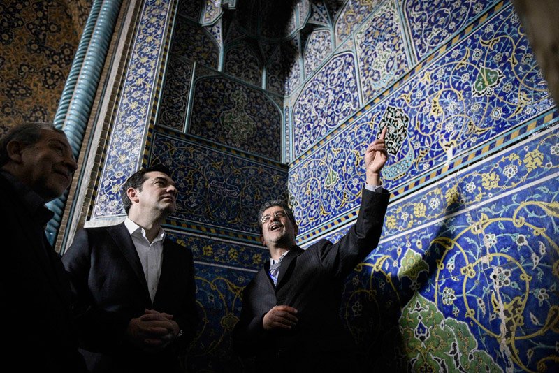 Το βλέμμα στα χαλιά -Οταν Τσίπρας και Μπαζιάνα ανακαλύπτουν τα χλιδάτα χαλιά της Περσίας [εικόνες] | iefimerida.gr 9