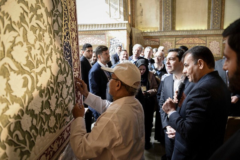 Η Περιστέρα Μπαζιάνα με λιλά μαντίλα στο Ιράν με τον πρωθυπουργό [εικόνες] | iefimerida.gr 12