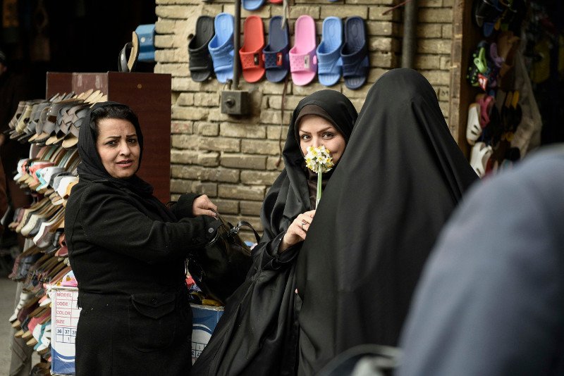 Η Περιστέρα Μπαζιάνα με λιλά μαντίλα στο Ιράν με τον πρωθυπουργό [εικόνες] | iefimerida.gr 15