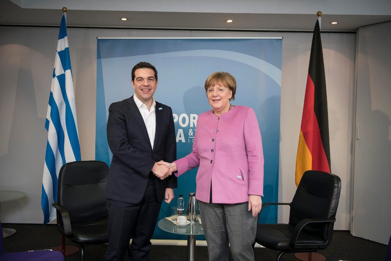 Η στιγμή που ο Αλέξης Τσίπρας φθάνει με Jaguar στη Διάσκεψη για τους πρόσφυγες [εικόνες] | iefimerida.gr 0