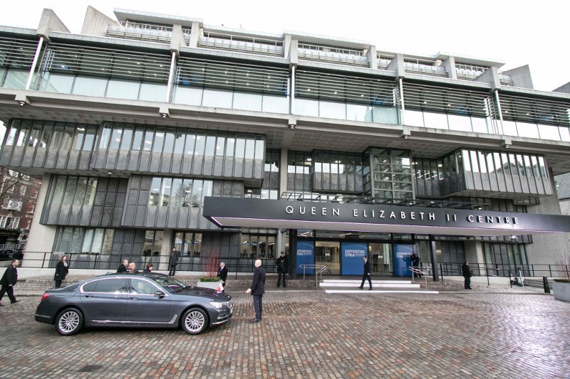 Η στιγμή που ο Αλέξης Τσίπρας φθάνει με Jaguar στη Διάσκεψη για τους πρόσφυγες [εικόνες] | iefimerida.gr 4