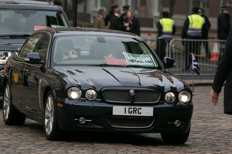 Η στιγμή που ο Αλέξης Τσίπρας φθάνει με Jaguar στη Διάσκεψη για τους πρόσφυγες [εικόνες] | iefimerida.gr 5