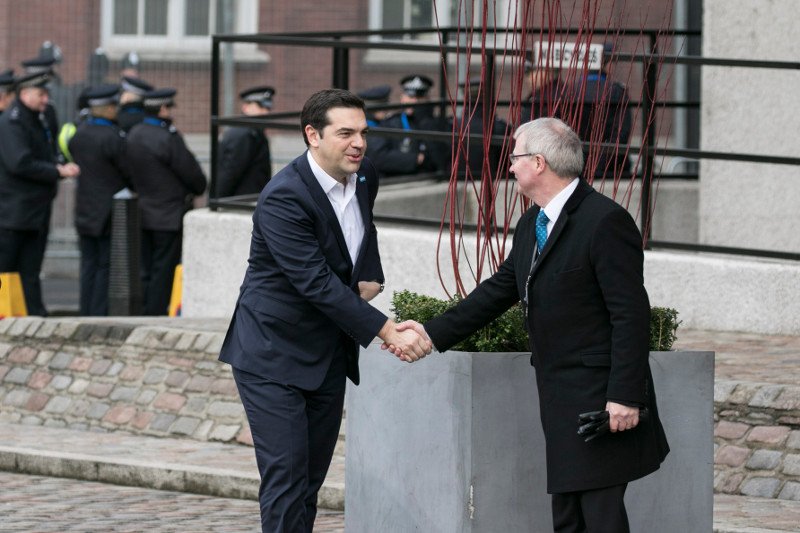 Η στιγμή που ο Αλέξης Τσίπρας φθάνει με Jaguar στη Διάσκεψη για τους πρόσφυγες [εικόνες] | iefimerida.gr 6