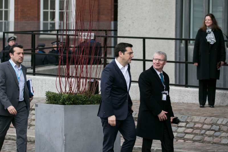 Η στιγμή που ο Αλέξης Τσίπρας φθάνει με Jaguar στη Διάσκεψη για τους πρόσφυγες [εικόνες] | iefimerida.gr 7