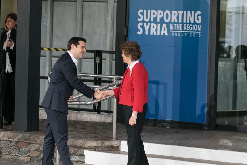 Η στιγμή που ο Αλέξης Τσίπρας φθάνει με Jaguar στη Διάσκεψη για τους πρόσφυγες [εικόνες] | iefimerida.gr 8