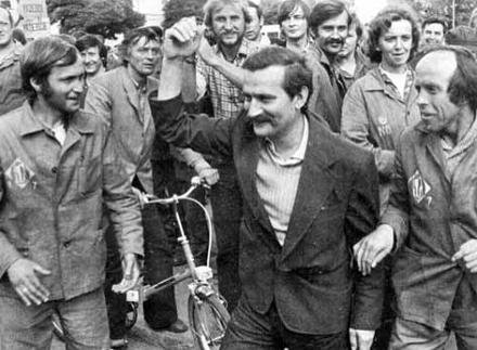 Λεχ Βαλέσα: Ποιος είναι ο Πολωνός ηγέτης που κατηγορείται για προδοσία [εικόνες] | iefimerida.gr 1