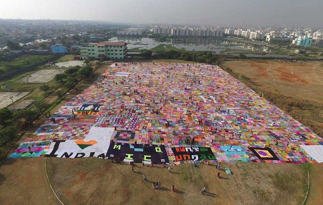 Η μεγαλύτερη κουβέρτα του κόσμου: Φτιάχτηκε με βελονάκι, είναι όσο 1,5 γήπεδο ποδοσφαίρου [εικόνες] | iefimerida.gr 0