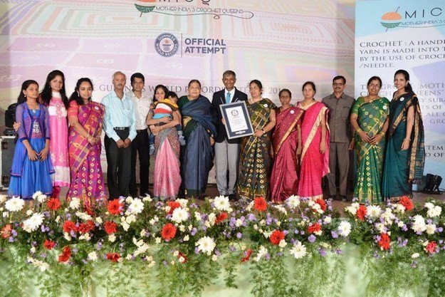 Η μεγαλύτερη κουβέρτα του κόσμου: Φτιάχτηκε με βελονάκι, είναι όσο 1,5 γήπεδο ποδοσφαίρου [εικόνες] | iefimerida.gr 5