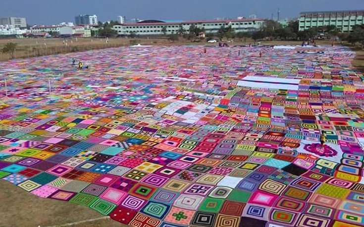 Η μεγαλύτερη κουβέρτα του κόσμου: Φτιάχτηκε με βελονάκι, είναι όσο 1,5 γήπεδο ποδοσφαίρου [εικόνες] | iefimerida.gr 1