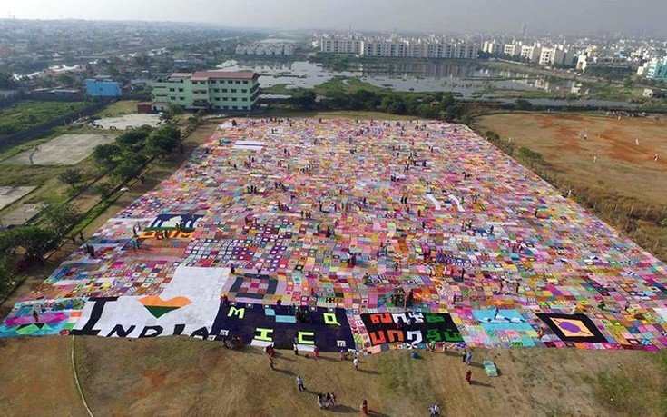 Η μεγαλύτερη κουβέρτα του κόσμου: Φτιάχτηκε με βελονάκι, είναι όσο 1,5 γήπεδο ποδοσφαίρου [εικόνες] | iefimerida.gr 2