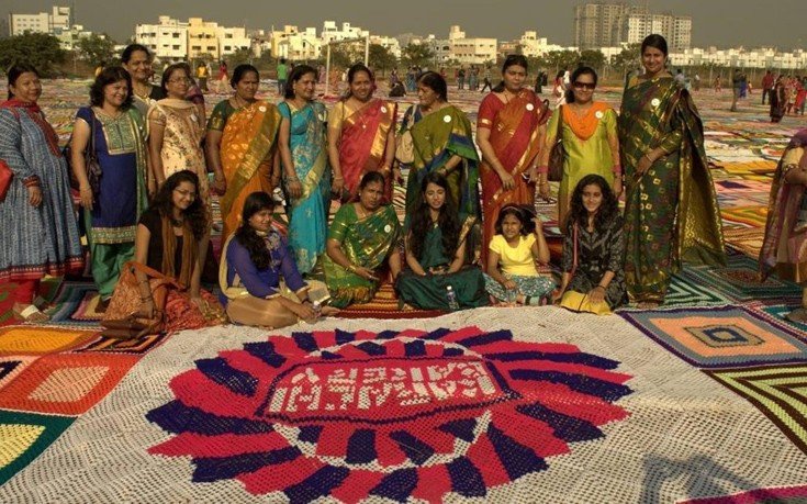 Η μεγαλύτερη κουβέρτα του κόσμου: Φτιάχτηκε με βελονάκι, είναι όσο 1,5 γήπεδο ποδοσφαίρου [εικόνες] | iefimerida.gr 3