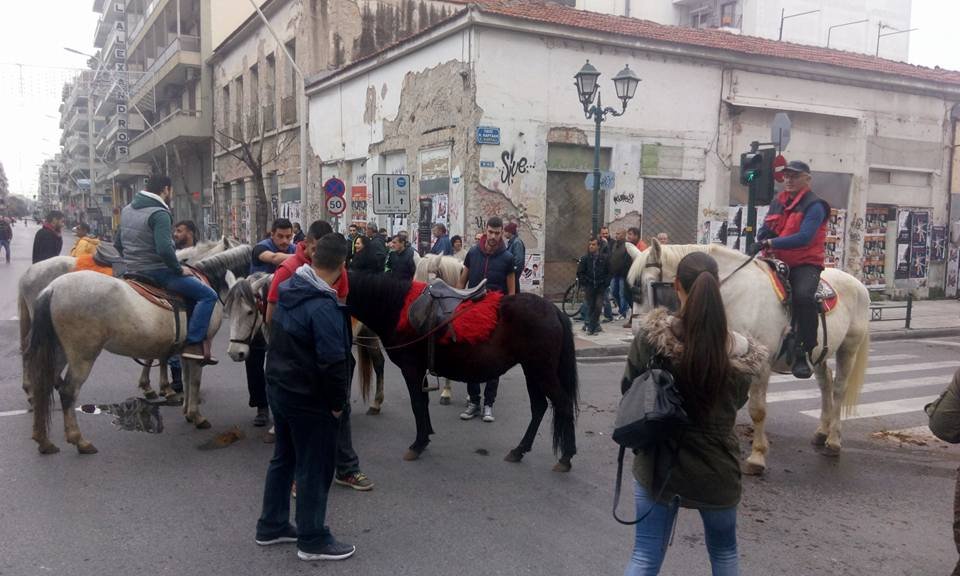 Νεκροφόρες, τρακτέρ και άλογα στις κινητοποιήσεις του Βόλου [εικόνες] | iefimerida.gr 0