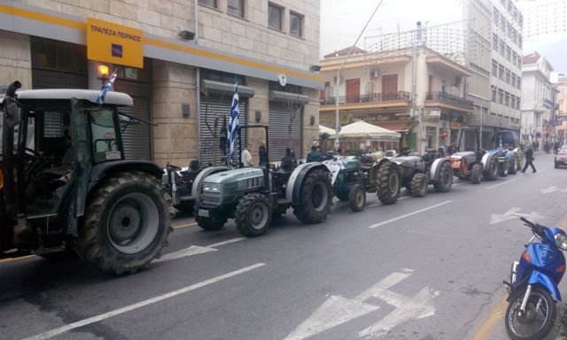 Νεκροφόρες, τρακτέρ και άλογα στις κινητοποιήσεις του Βόλου [εικόνες] | iefimerida.gr 3