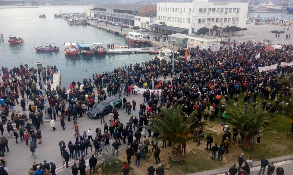 Νεκροφόρες, τρακτέρ και άλογα στις κινητοποιήσεις του Βόλου [εικόνες] | iefimerida.gr 1