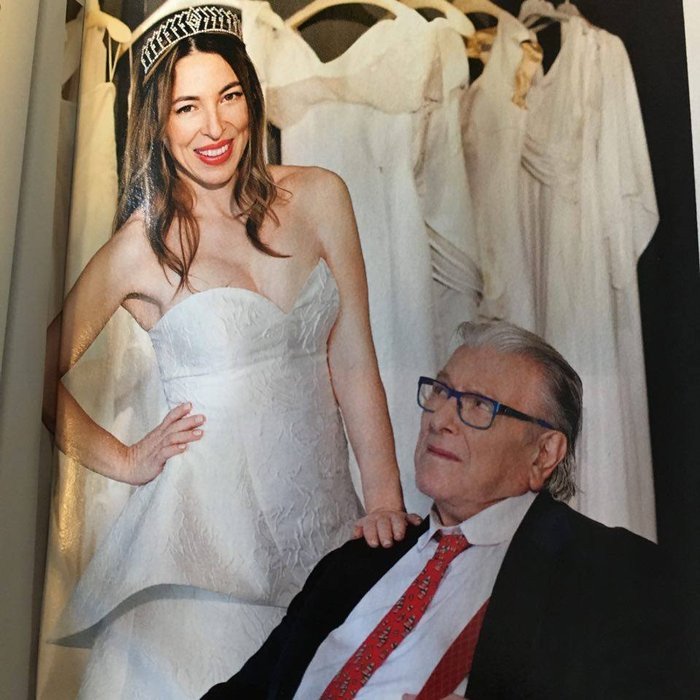 Το νυφικό που θα φορέσει η σύζυγος του Κώστα Βουτσά το Σάββατο [εικόνες]  | iefimerida.gr 1