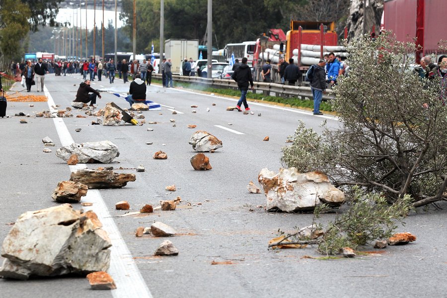 Επεισόδια στο Χαϊδάρι -Δεν άφηναν τους αγρότες να μπουν στην Αθήνα | iefimerida.gr 0