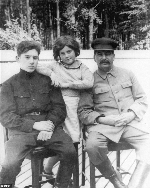 Η ροκ εγγονή του Ιωσήφ Στάλιν -Με τατουάζ και όπλο στα χέρια, ζει στις ΗΠΑ [εικόνες] | iefimerida.gr 6