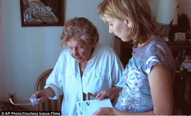 Η ροκ εγγονή του Ιωσήφ Στάλιν -Με τατουάζ και όπλο στα χέρια, ζει στις ΗΠΑ [εικόνες] | iefimerida.gr 7