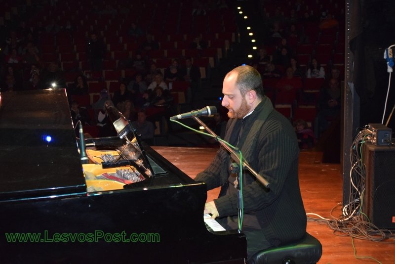 Ιερέας τραγουδά Παντελή Παντελίδη και αποθεώνεται [εικόνες & βίντεο] | iefimerida.gr 0