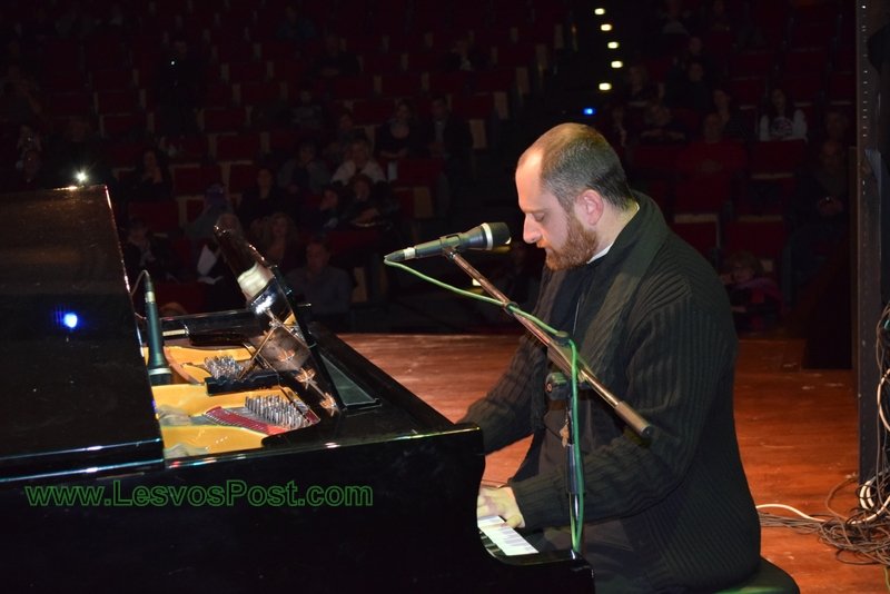 Ιερέας τραγουδά Παντελή Παντελίδη και αποθεώνεται [εικόνες & βίντεο] | iefimerida.gr 1