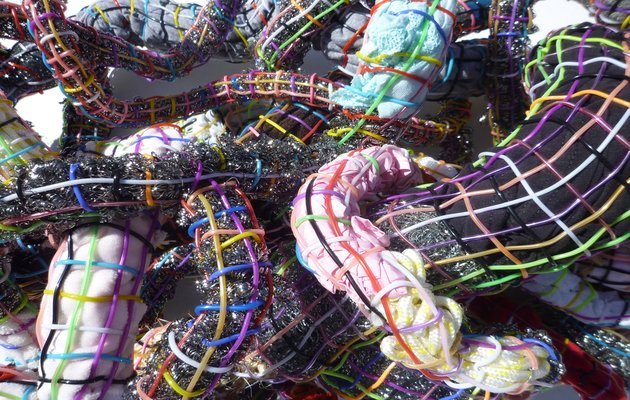 Εκρηξη χρώματος - Τα περίτεχνα πλεκτά της Ηλιοδώρας Μαργέλλου στην γκαλερί Αντωνοπούλου [εικόνες] | iefimerida.gr 1