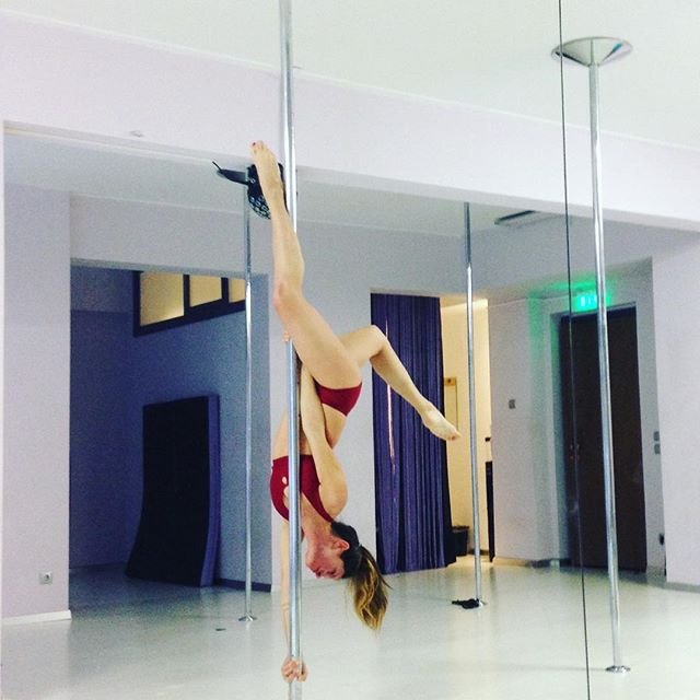 Η καλλονή κόρη της Ελπίδας κάνει pole dancing -Προκάλεσε πανικό στα social media [εικόνες] | iefimerida.gr 0
