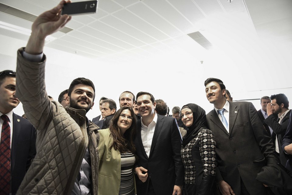 Τσίπρας στην Τουρκία: Τριαντάφυλλα, μπουζούκι και χαμόγελα με Νταβούτογλου | iefimerida.gr 5