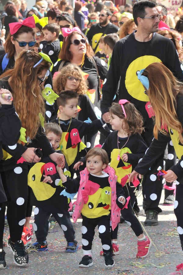 15.ΟΟΟ λιλιπούτειοι καρναβάλιστες στην Πάτρα-Γέμισε σοκολάτες η πόλη[εικόνες] | iefimerida.gr 3