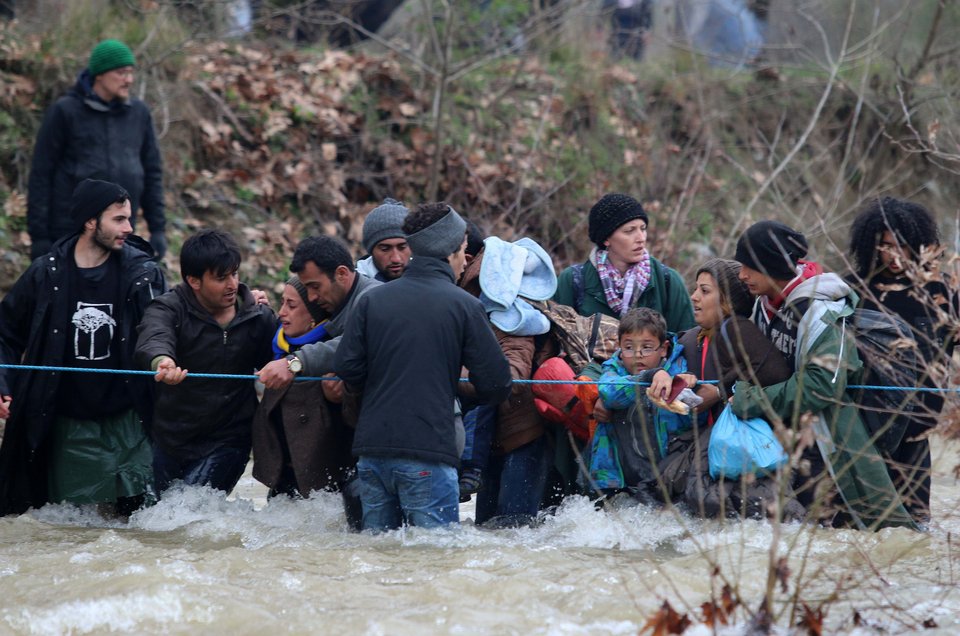 Η φυγή των απελπισμένων προσφύγων από την Ειδομένη [εικόνες] | iefimerida.gr 0