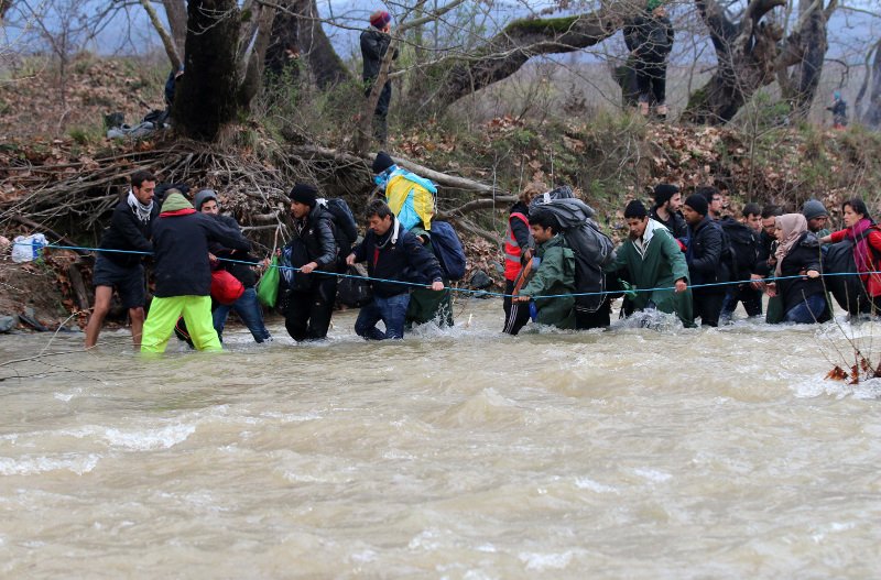 Η φυγή των απελπισμένων προσφύγων από την Ειδομένη [εικόνες] | iefimerida.gr 1