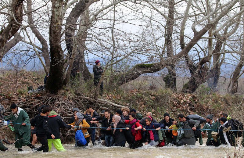 Η φυγή των απελπισμένων προσφύγων από την Ειδομένη [εικόνες] | iefimerida.gr 2