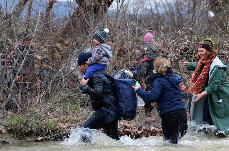 Η φυγή των απελπισμένων προσφύγων από την Ειδομένη [εικόνες] | iefimerida.gr 9