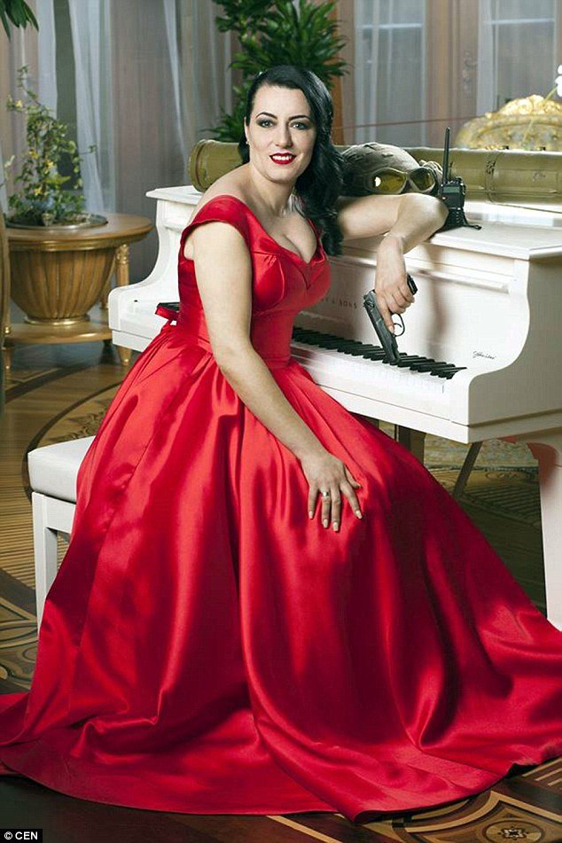 Πόζες που... σκοτώνουν: Ουκρανές στρατιωτίνες με ψηλοτάκουνα και τα ΑΚ στα χέρια [εικόνες] | iefimerida.gr 7