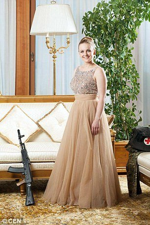 Πόζες που... σκοτώνουν: Ουκρανές στρατιωτίνες με ψηλοτάκουνα και τα ΑΚ στα χέρια [εικόνες] | iefimerida.gr 10