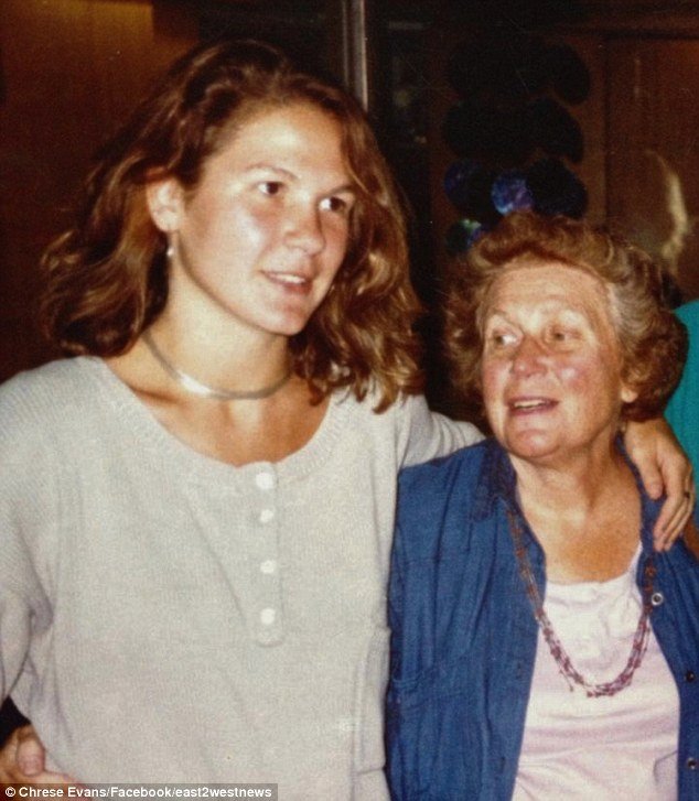 Η ροκ εγγονή του Ιωσήφ Στάλιν -Με τατουάζ και όπλο στα χέρια, ζει στις ΗΠΑ [εικόνες] | iefimerida.gr 3