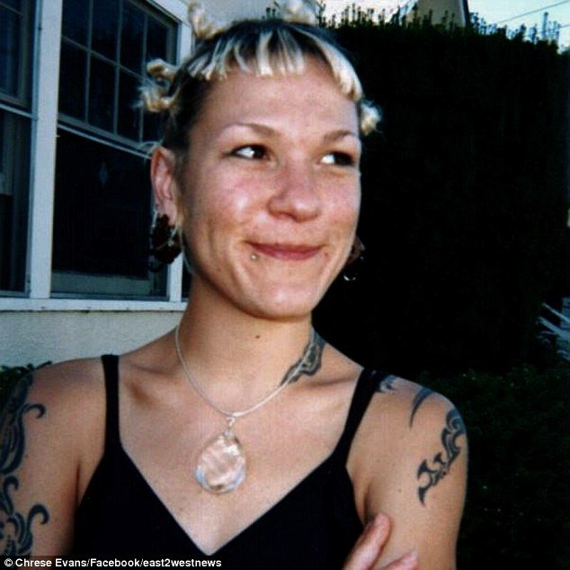 Η ροκ εγγονή του Ιωσήφ Στάλιν -Με τατουάζ και όπλο στα χέρια, ζει στις ΗΠΑ [εικόνες] | iefimerida.gr 12