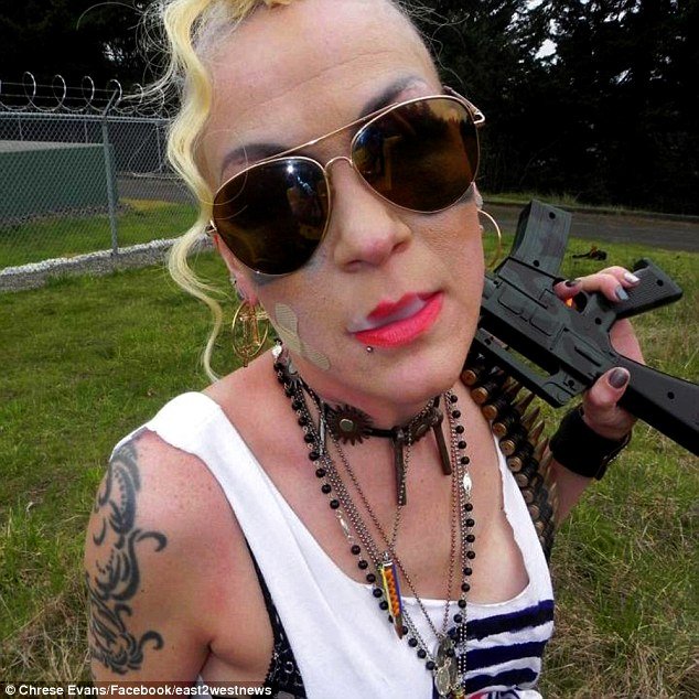 Η ροκ εγγονή του Ιωσήφ Στάλιν -Με τατουάζ και όπλο στα χέρια, ζει στις ΗΠΑ [εικόνες] | iefimerida.gr 0