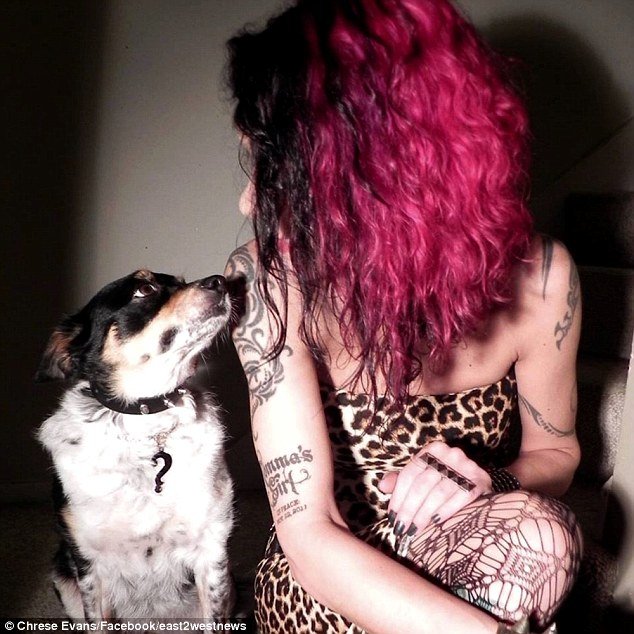 Η ροκ εγγονή του Ιωσήφ Στάλιν -Με τατουάζ και όπλο στα χέρια, ζει στις ΗΠΑ [εικόνες] | iefimerida.gr 11