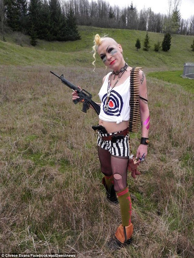 Η ροκ εγγονή του Ιωσήφ Στάλιν -Με τατουάζ και όπλο στα χέρια, ζει στις ΗΠΑ [εικόνες] | iefimerida.gr 2