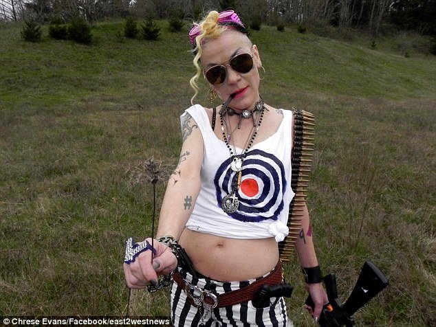 Η ροκ εγγονή του Ιωσήφ Στάλιν -Με τατουάζ και όπλο στα χέρια, ζει στις ΗΠΑ [εικόνες] | iefimerida.gr 1