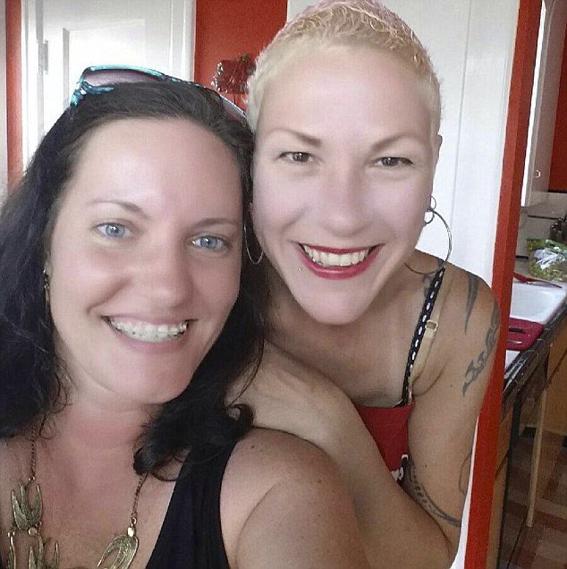 Η ροκ εγγονή του Ιωσήφ Στάλιν -Με τατουάζ και όπλο στα χέρια, ζει στις ΗΠΑ [εικόνες] | iefimerida.gr 10