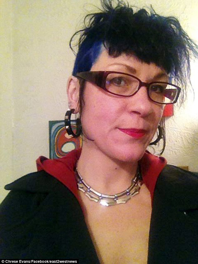 Η ροκ εγγονή του Ιωσήφ Στάλιν -Με τατουάζ και όπλο στα χέρια, ζει στις ΗΠΑ [εικόνες] | iefimerida.gr 9