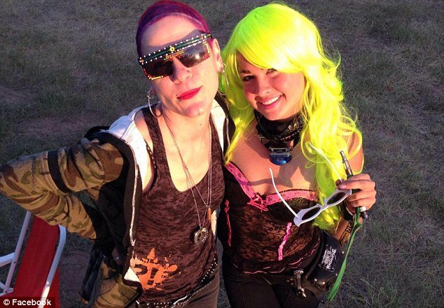 Η ροκ εγγονή του Ιωσήφ Στάλιν -Με τατουάζ και όπλο στα χέρια, ζει στις ΗΠΑ [εικόνες] | iefimerida.gr 13